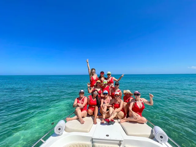 Un grupo disfruta de un paseo en el mar