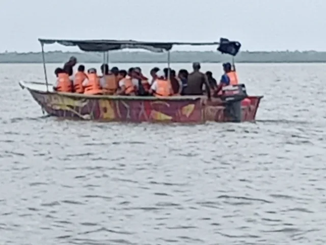 Grupo durante un recorrido en lancha