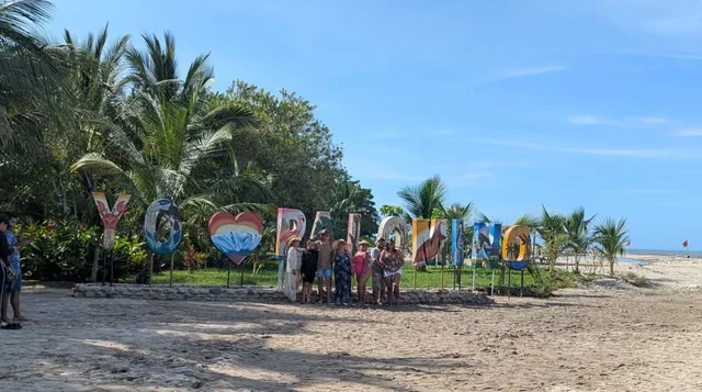 Letras de Palomino junto a la playa