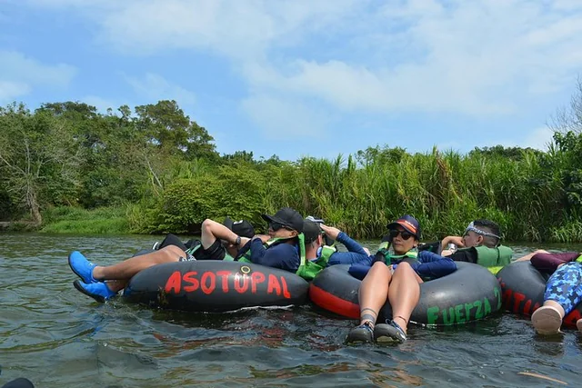 Tubing en río · fotografía de referencia