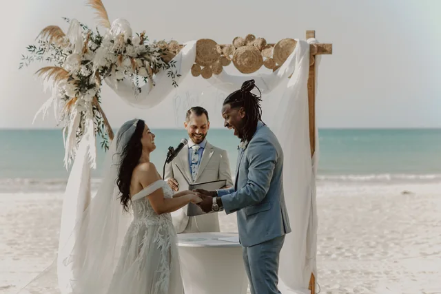 Pareja durante una ceremonia de boda junto al mar · imagen de referencia