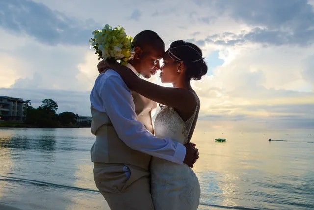 Pareja celebrando su boda frente al mar · imagen de referencia